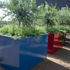Gepoedercoat staal plantenbak Rechthoek 50x80 H=60 cm - Andere RALkleur - MET bodemplaat + (8) voeten