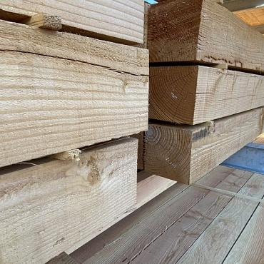ACTIE Douglas palen ongedroogd 15x15x400cm fijnbezaagd