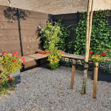 Gepoedercoat staal plantenbak met bankje Vierkant Hoekopstelling 221.2x221.2 cm H=50 cm - Zwart (RAL9005) ZONDER bodemplaat