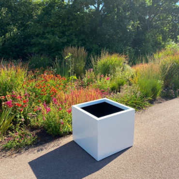 Gepoedercoat staal plantenbak Vierkant 50x50 H=50 cm MET bodemplaat + wielen - Wit (RAL9010)