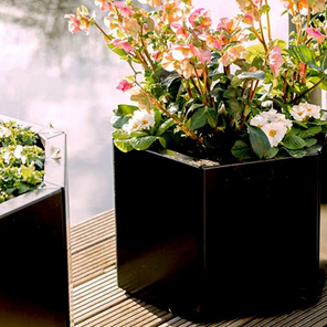 Gepoedercoat staal plantenbak Zeshoek 34.6x39.3 cm H=60 cm - Zwart (RAL9005) MET bodemplaat